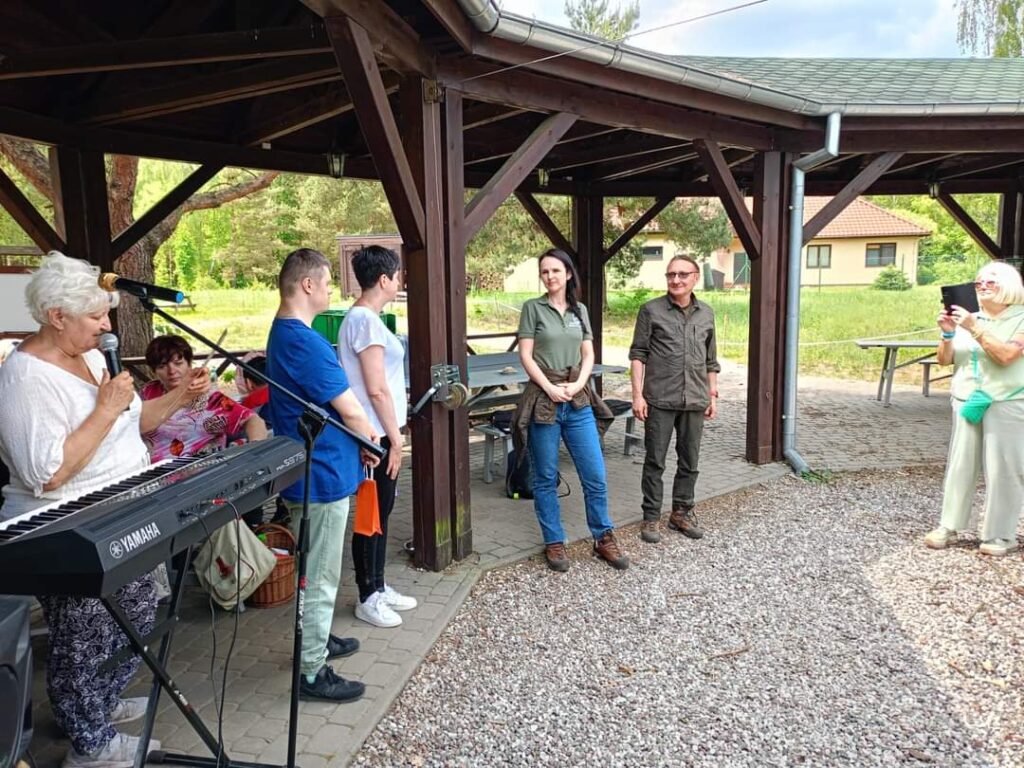 kobieta mówiąca przez mikrofon