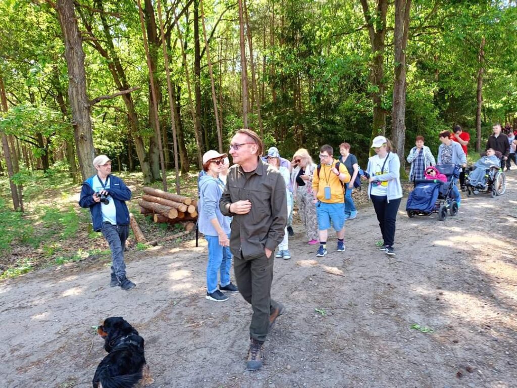 leśnik prowadzący spacerowiczów