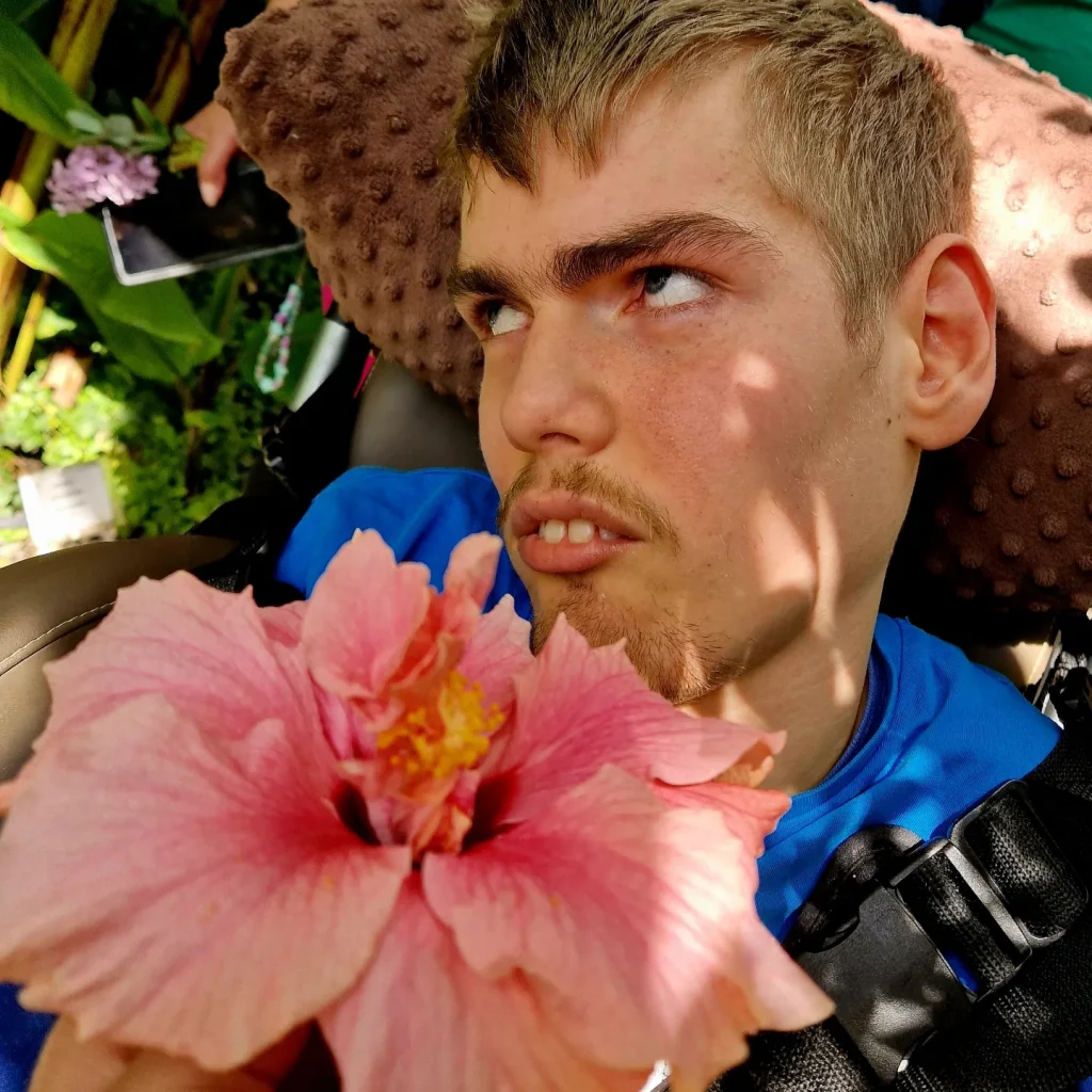 młody mężczyzna z kwiatem hibiskusa