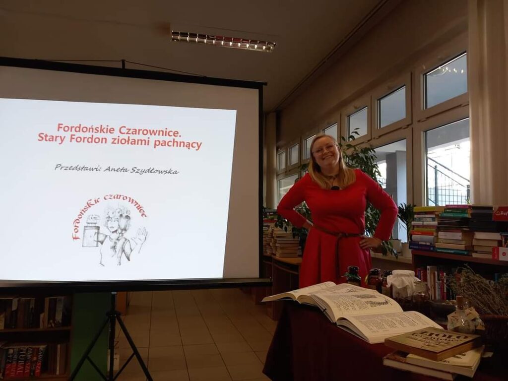 uśmiechnięta kobieta przy książkach