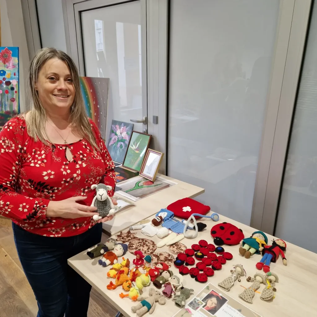 kobieta i jej prace szydełkowe