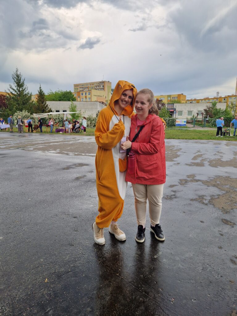 dziewczynka z kobietą przebraną za kangura