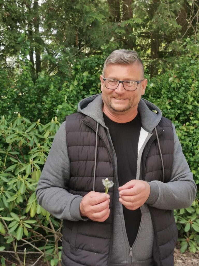 Mężczyzna z dmuchawcem