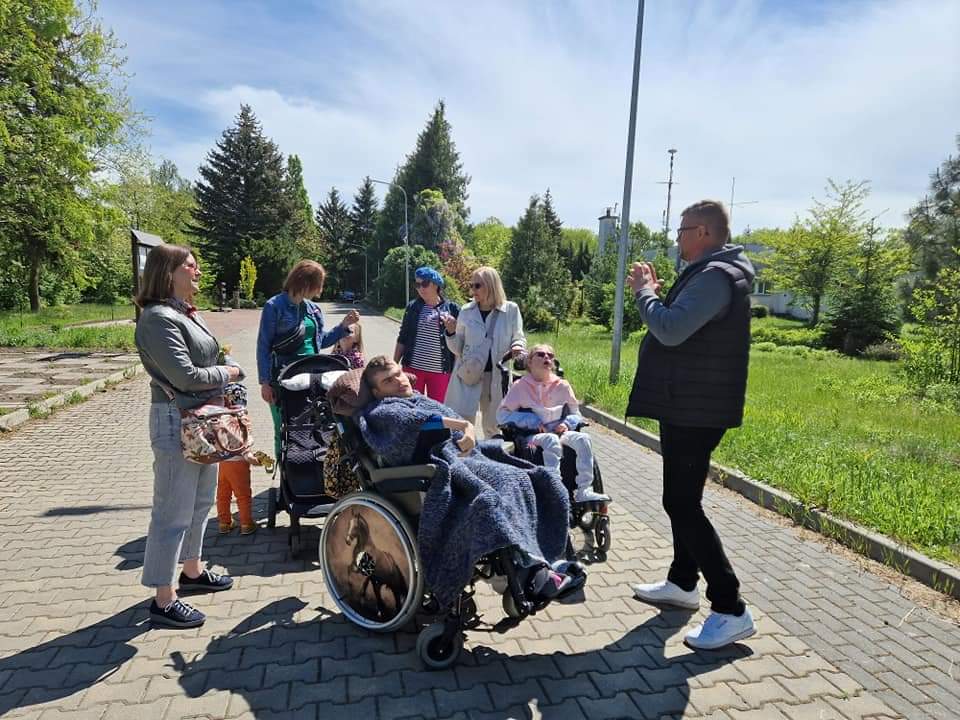 grupa ludzi słuchająca przewodnika