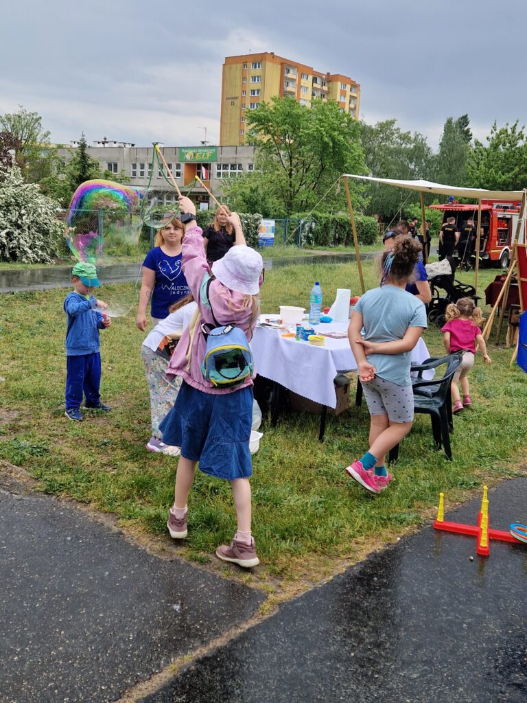 dzieci robiące duże bańki mydlane