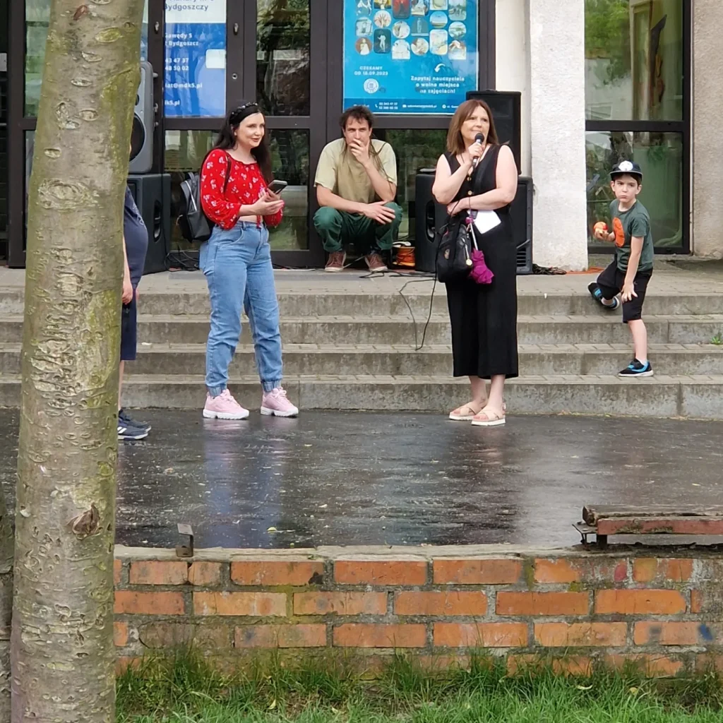 kobieta przy mikrofonie