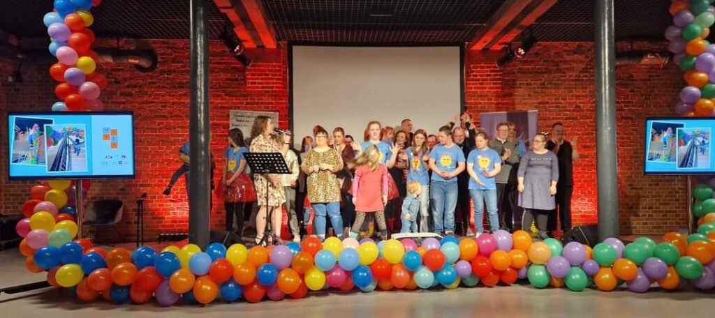 dzieci śpiewające na scenie