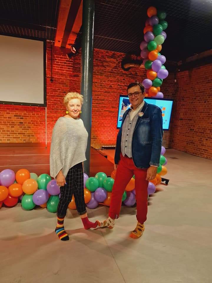 kobieta i mężczyzna w kolorowych skarpetkach
