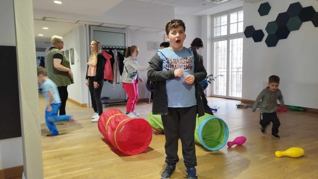 bawiące się dzieci