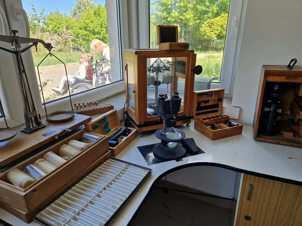 stara waga mikroskop odważniki