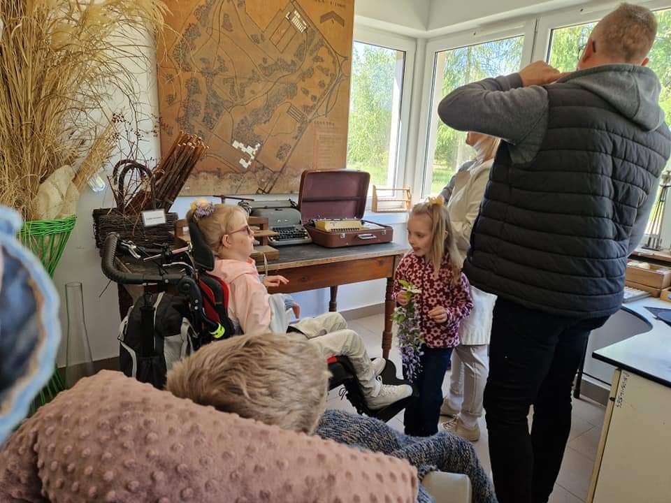 ludzie oglądający stare maszyny do pisania