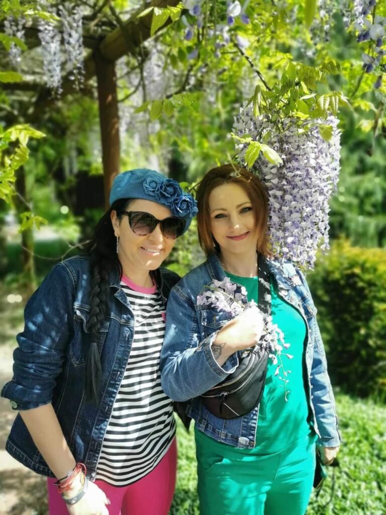 dwie kobiety z akacjami