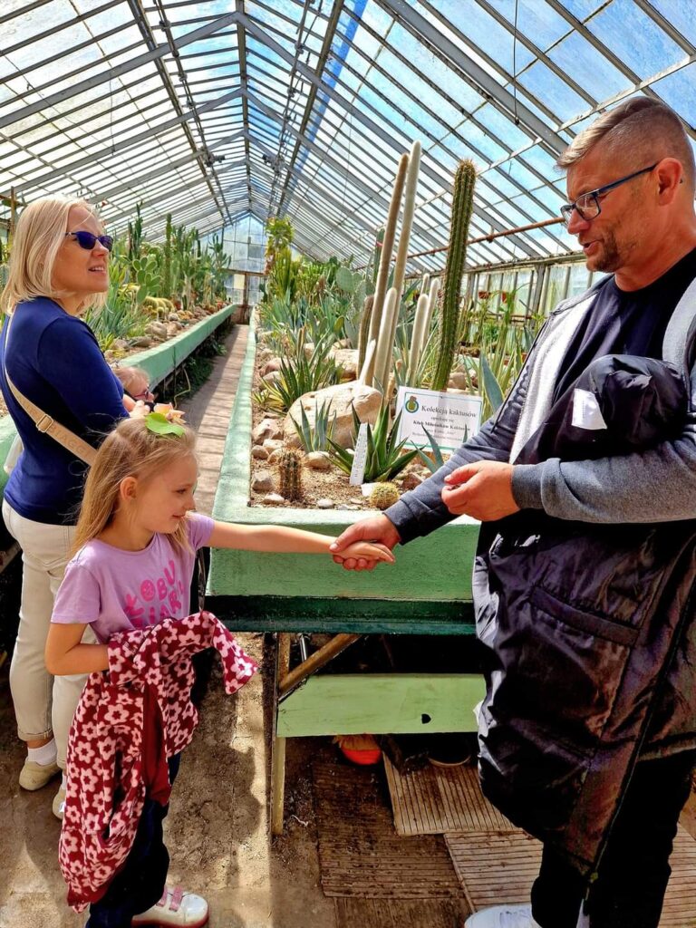 ludzie w szklarni z kaktusami