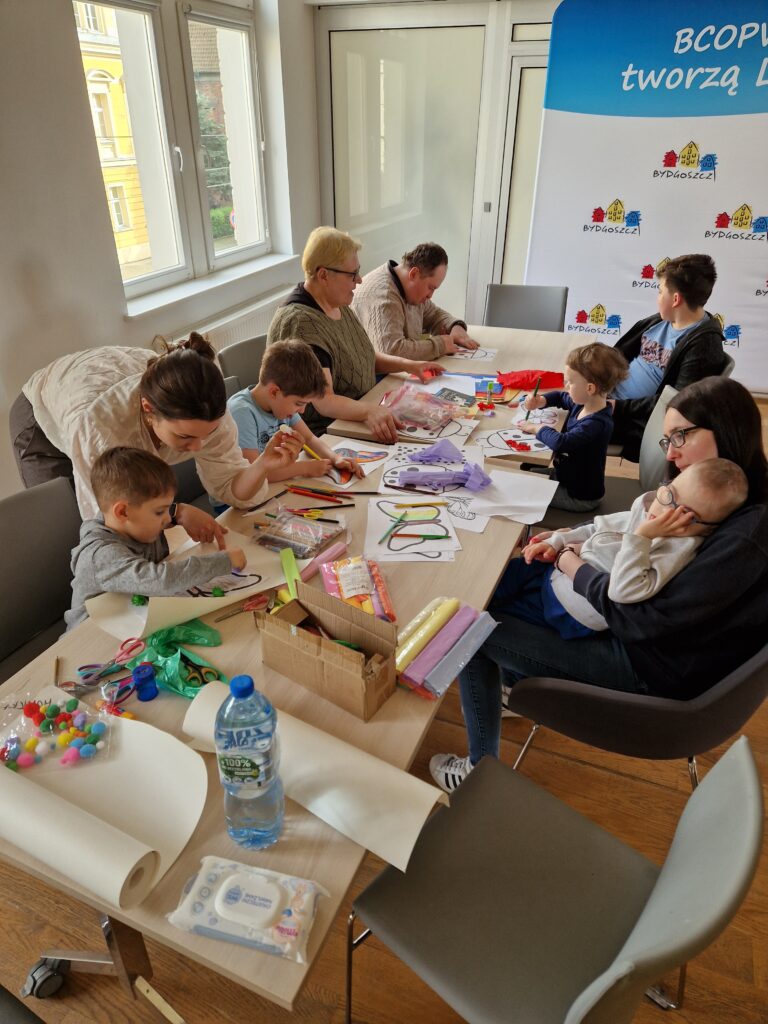 wolontariusze z dziećmi