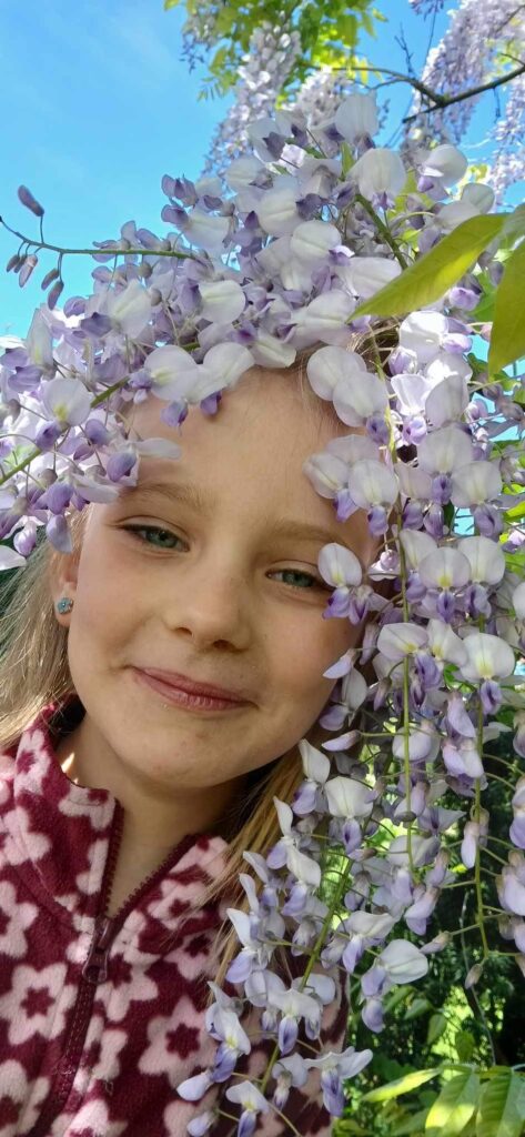 dziewczynka z kwiatami na głowie