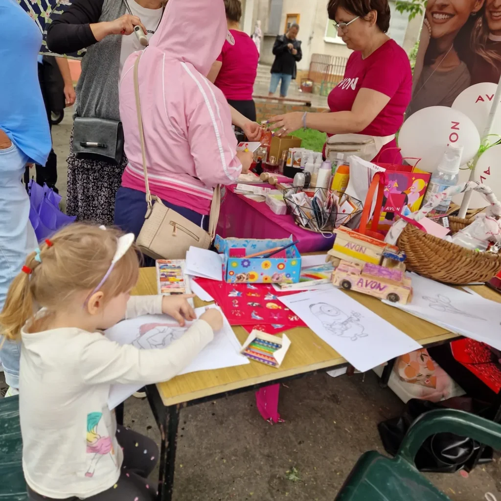 ludzie przy stoisku Avon