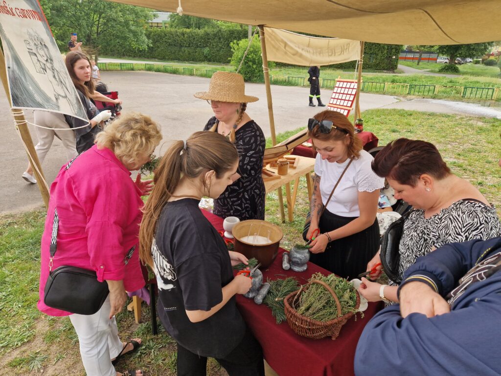 ludzie przy stoisku Fordońskich Czarownic