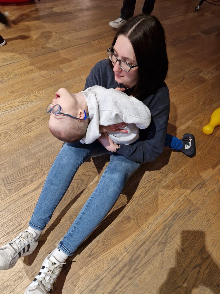 wolontariusz z chłopcem