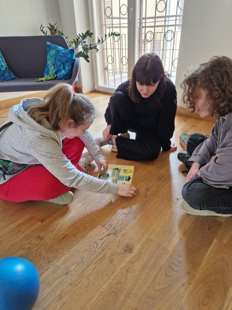 dzieci grające w chińczyka