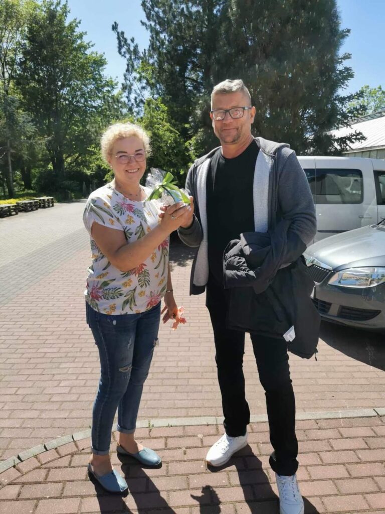 kobieta dająca upominek mężczyźnie