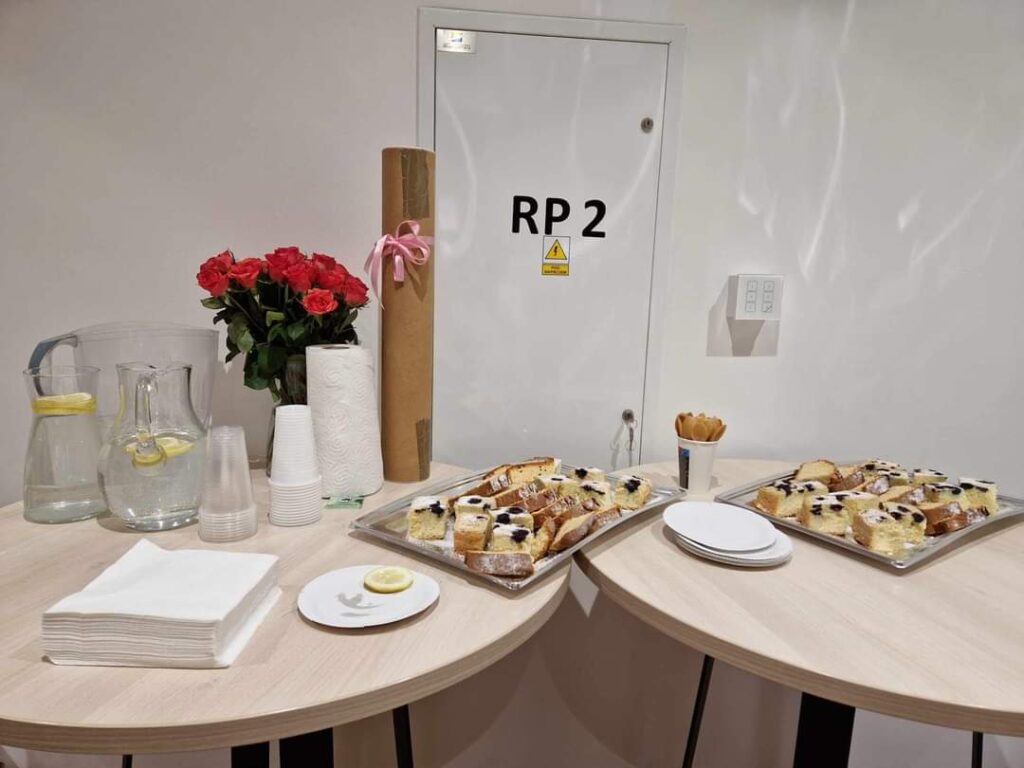 stół z kwiatami i ciastem