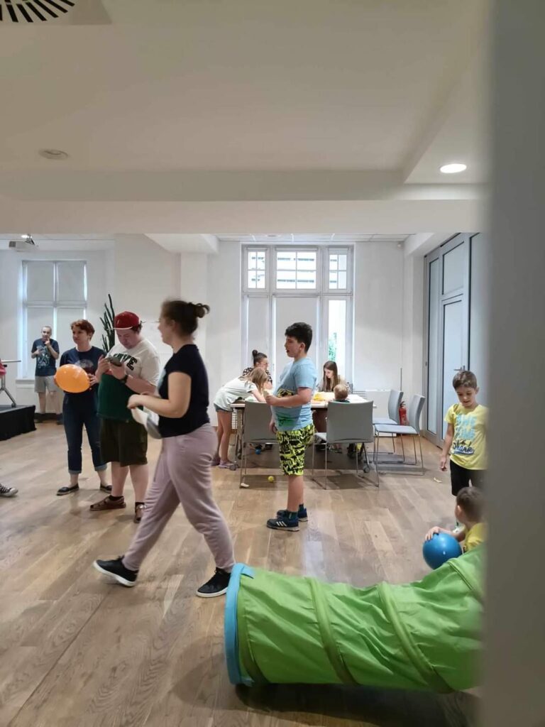 bawiące się dzieci