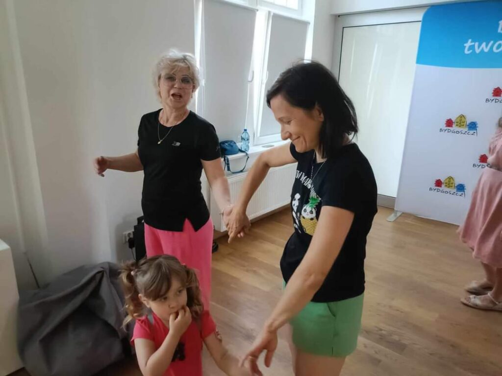 dwie uśmiechnięte kobiety i dziecko