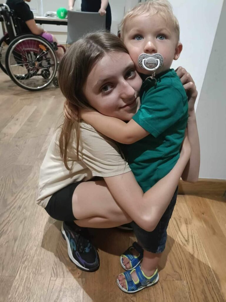 dwójka przytulonych do siebie dzieci