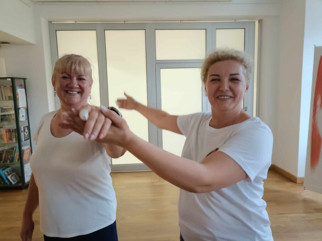 dwie uśmiechnięte kobiety