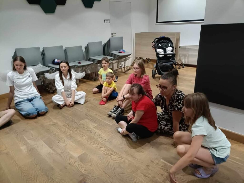dzieci siedzące na podłodze
