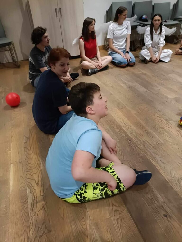 dzieci siedzące w kole