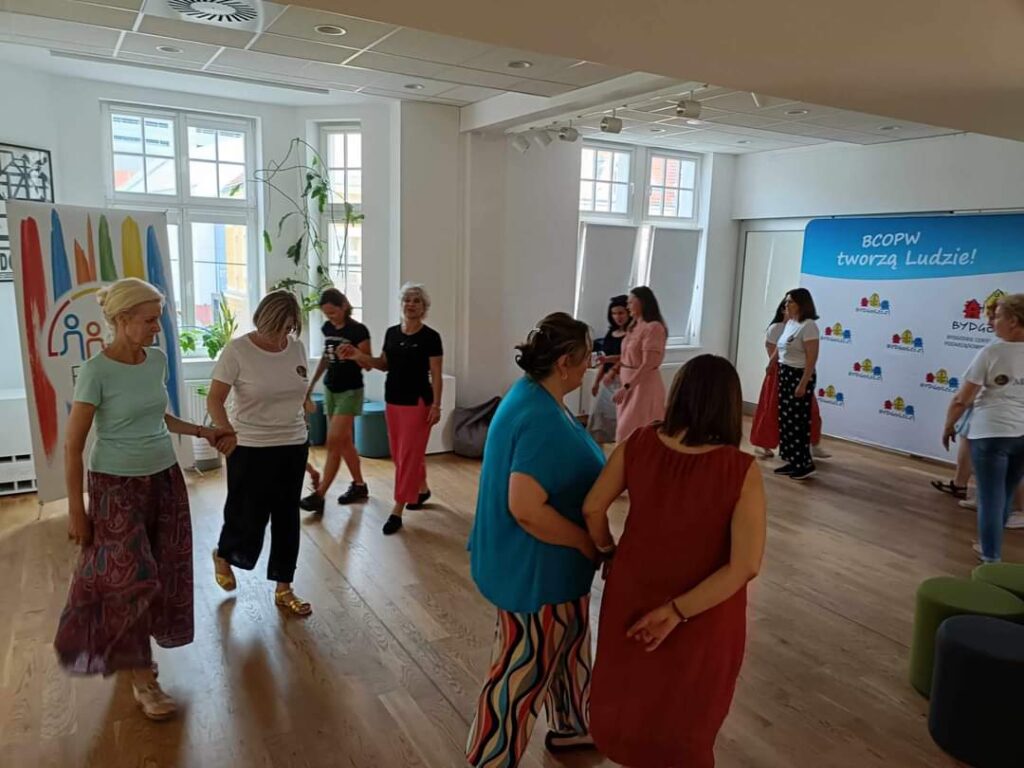 tańczące kobiety w parach