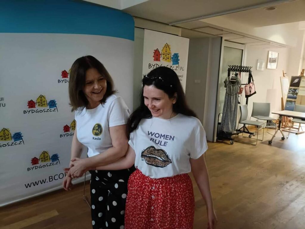 dwie śmiejące się kobiety