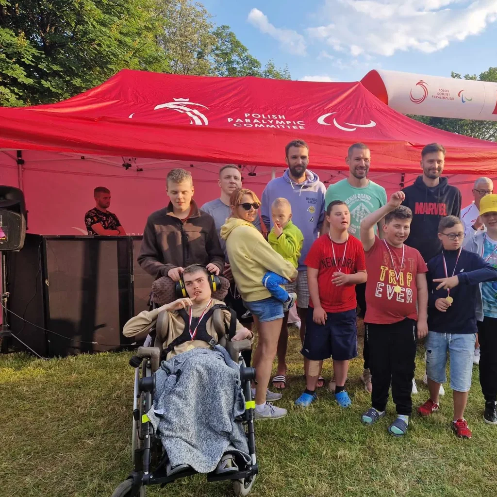 podopieczni fundacji mokkka z medalami i siatkarzami reprezentacji Polski