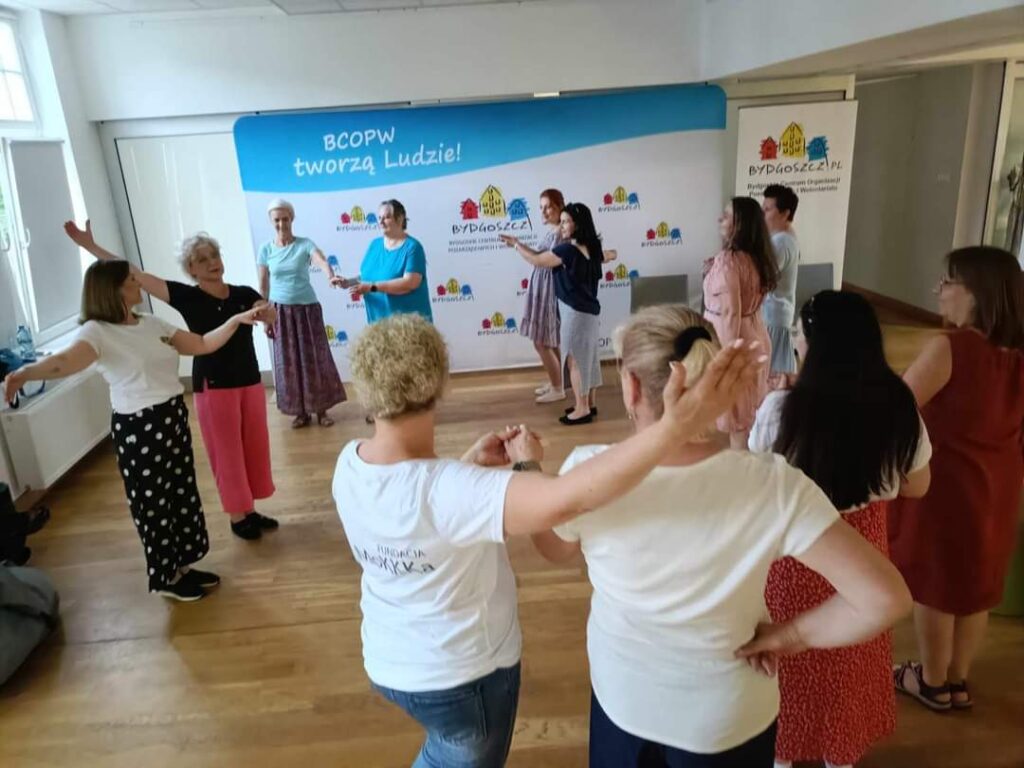 kobiety stojące w parach