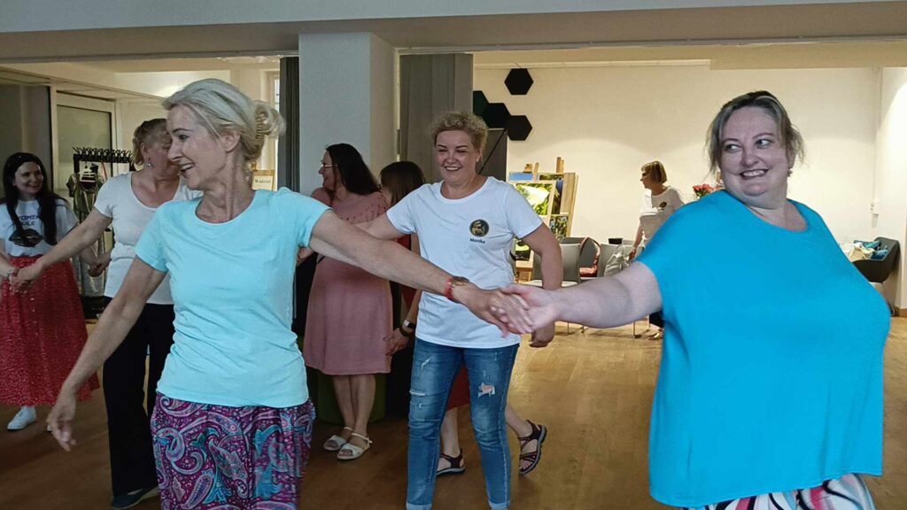 tańczące i śmiejące się kobiety