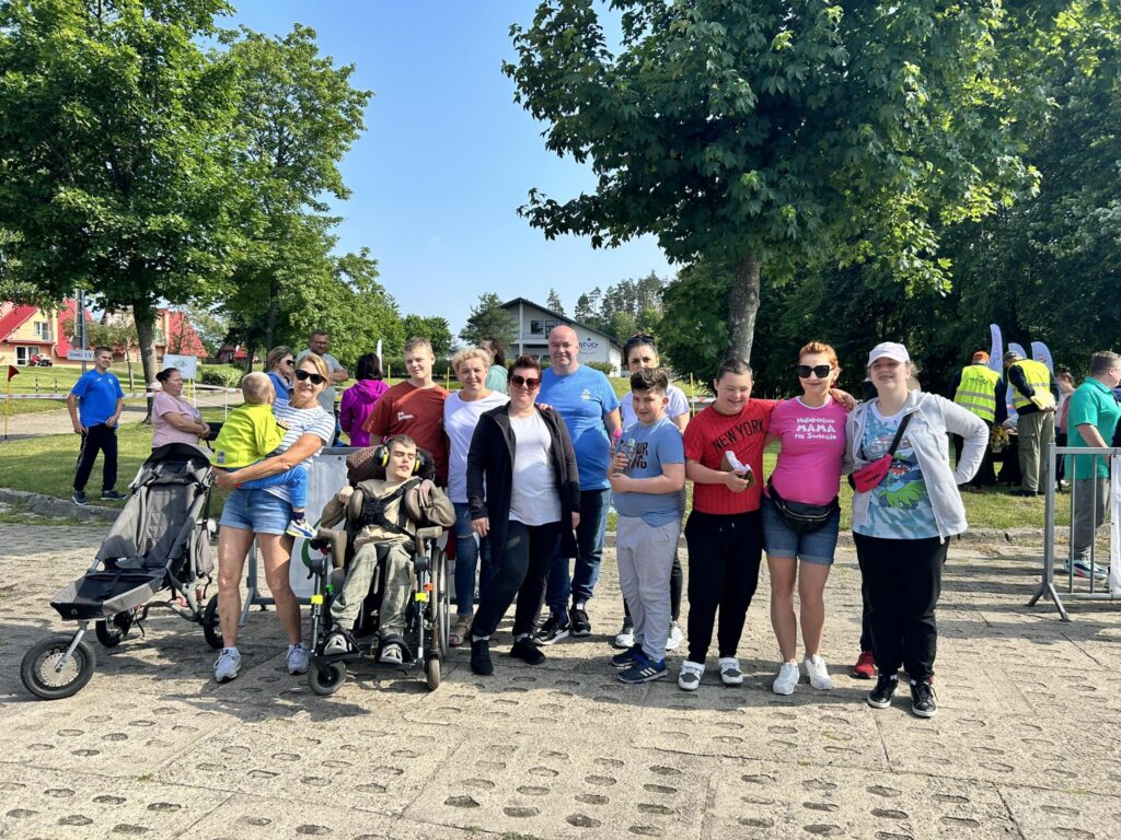 grupa uczestników zawodów wraz z opiekunami Fundacji Mokkka