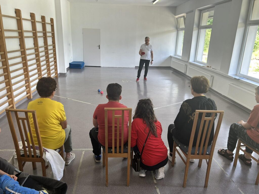 osoby grające w boccię oraz sędzia