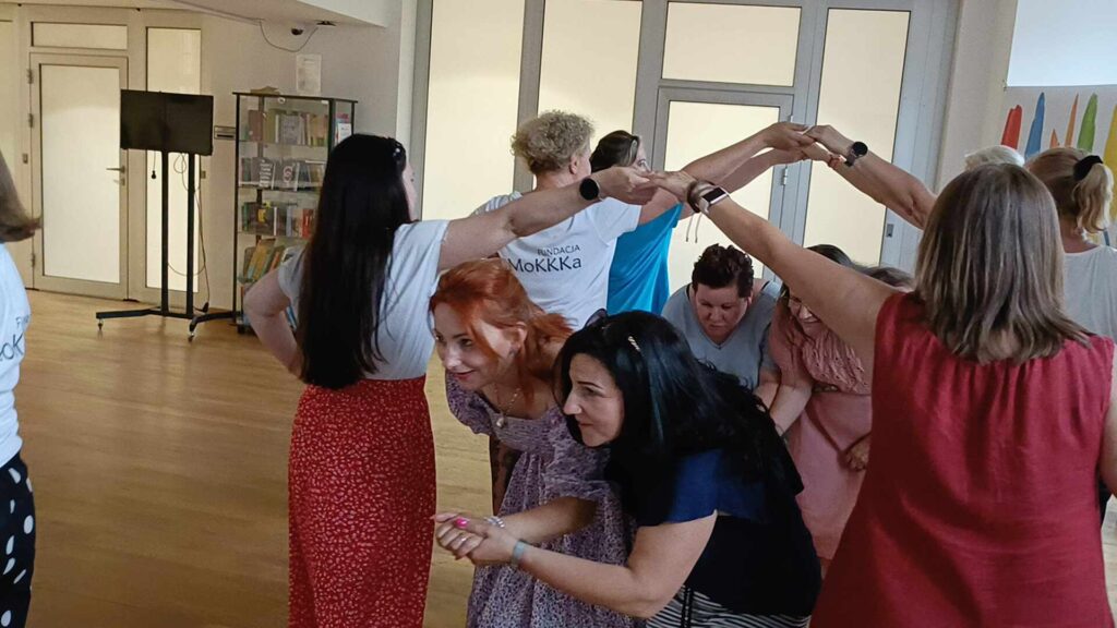 kobiety tańczące poloneza