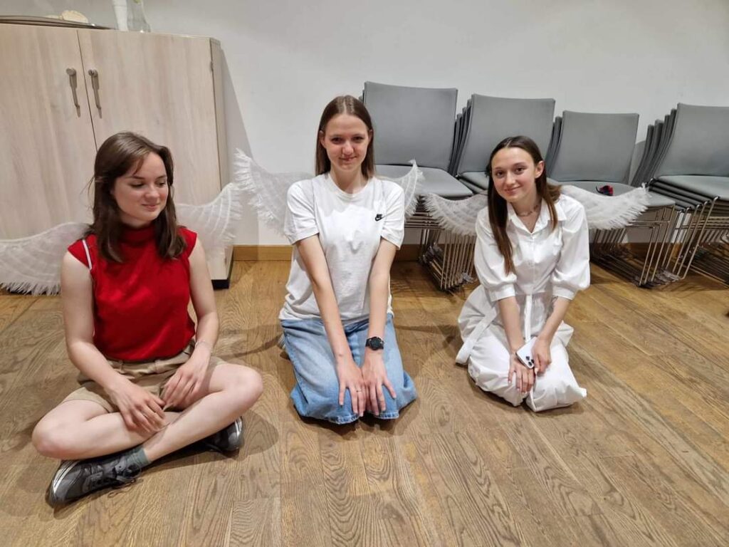 trzy wolontariuszki ze skrzydłami