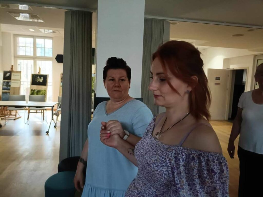 dwie tańczące kobiety