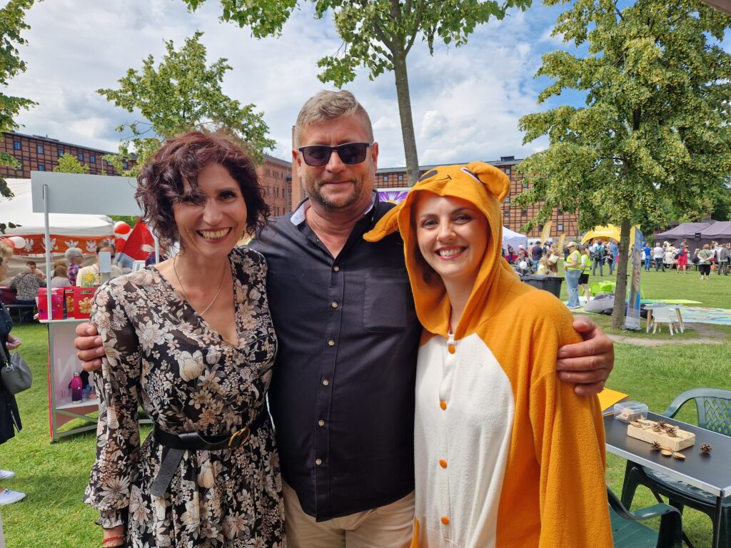 asia z fundacji Piękny dzień mamy Jarek i kamila z fundacji mokkka przebrana za kangura objęci 