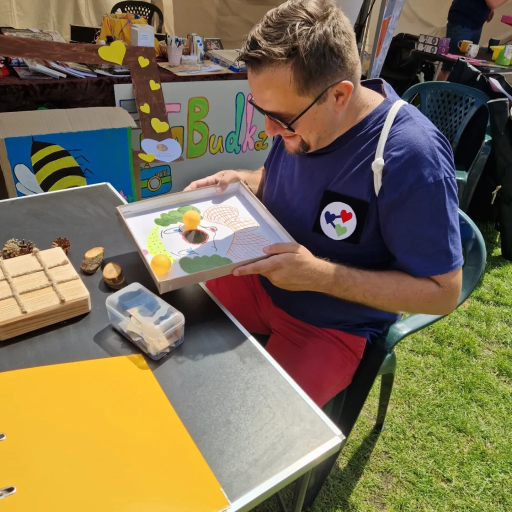 irek z fundacji chcepomagam grający w grę z recyklingu