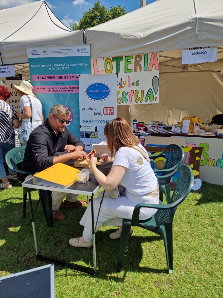 dwie osoby grające w eko grę