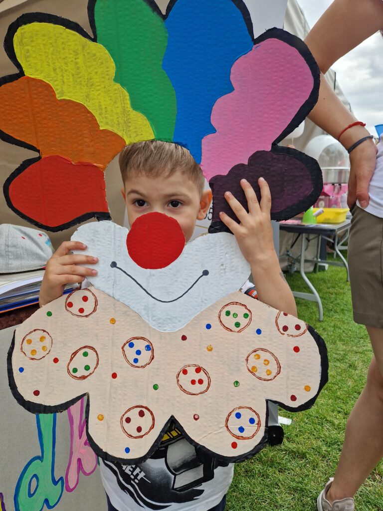 chłopiec jako klaun