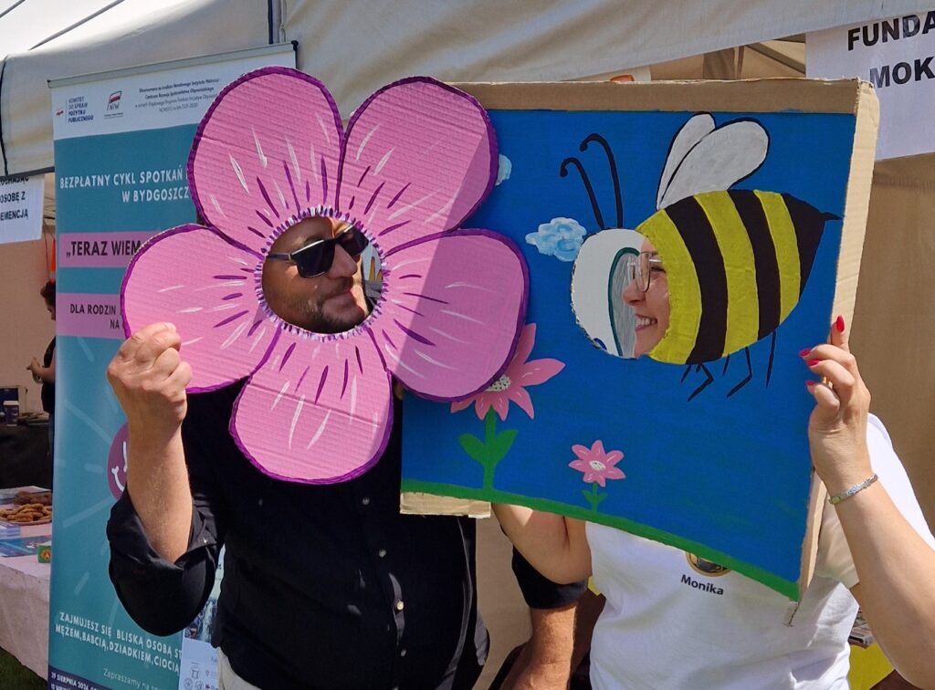 mężczyzna jako kwiatek i kobieta jako pszczółka 