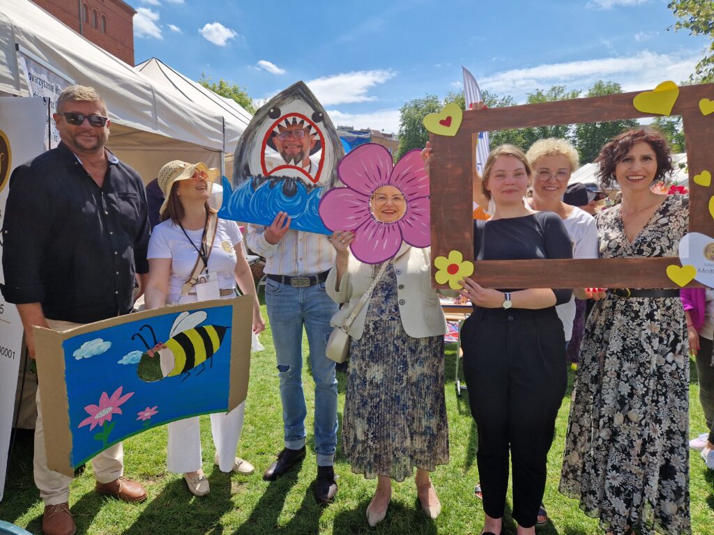 wice prezydent Mirosław Kozłowicz jako rekin i przyjaciele fundacji mokkka pozujący do zdjęcia 