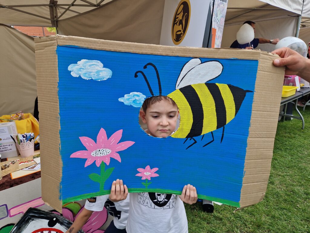 chłopczyk jako pszczółka pozuje do zdjęcia