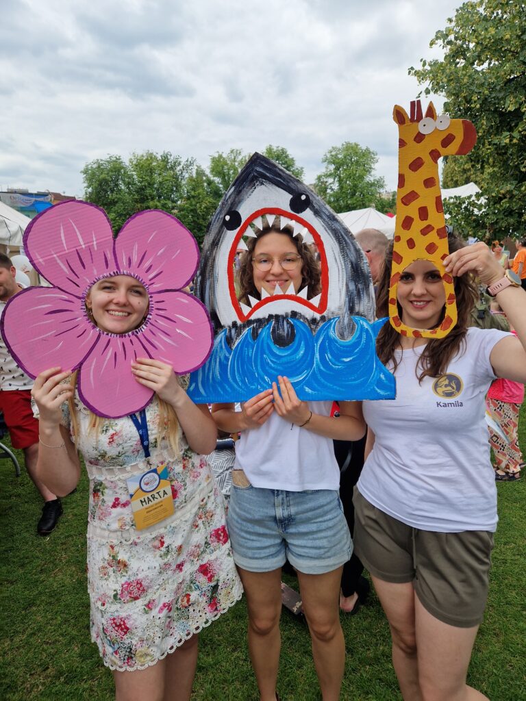 3 kobiety kwiatek rekin i żyrafa z fotobudki