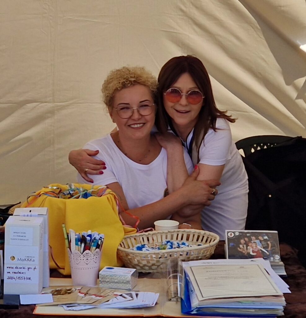 Monika i Kasia fundatorki objęte przy stoisku swoich fundacji